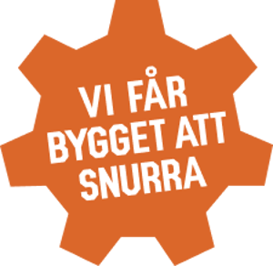 Bilden beskriver en orange grafisk figur i form av ett kugghjul. Figuren har text i vitt ''vi får bygget att snurra''
