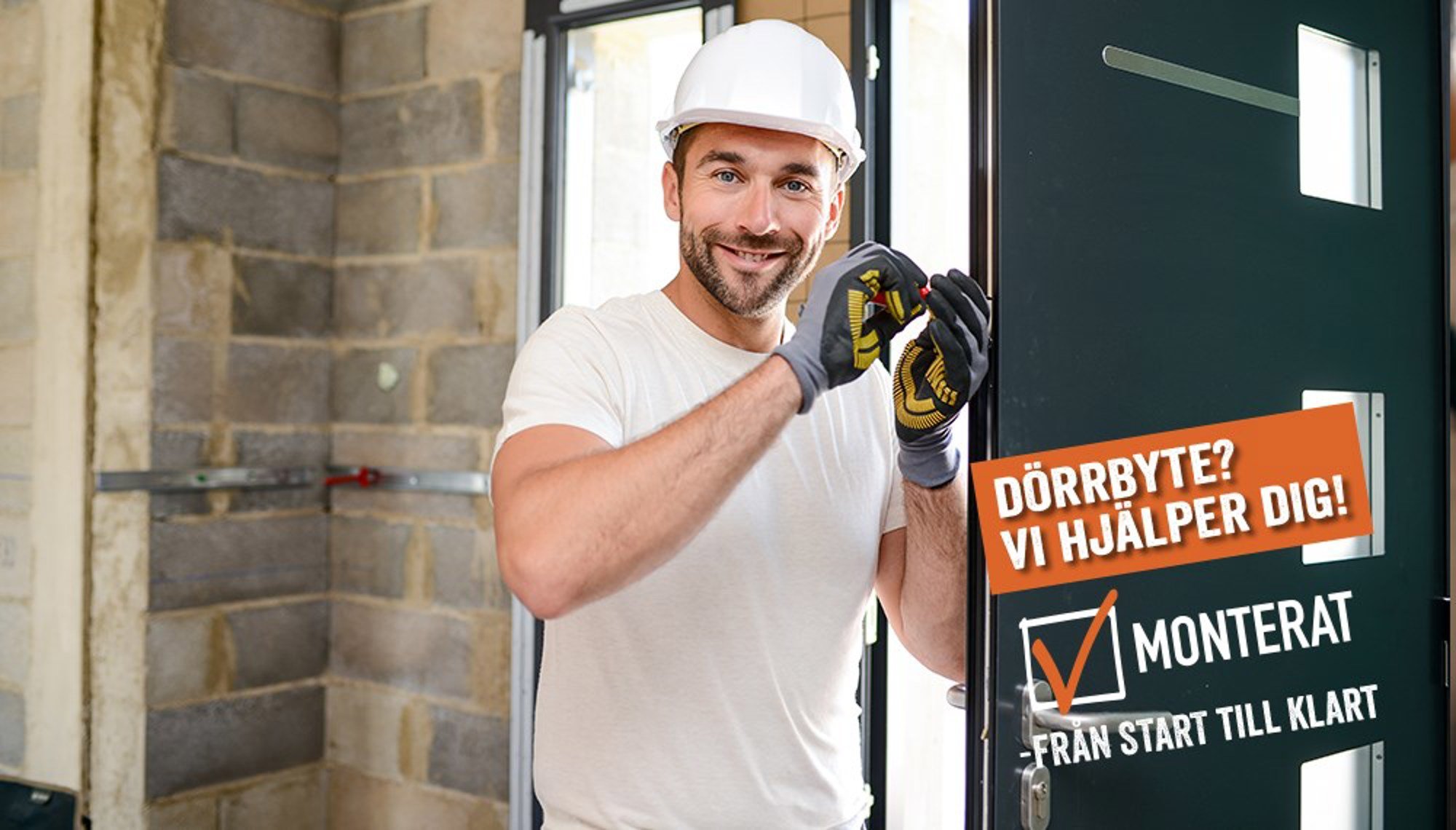 nomenu Woodys Bygghandel, dörrbyte, bild på en person som gör ett dörrbyte