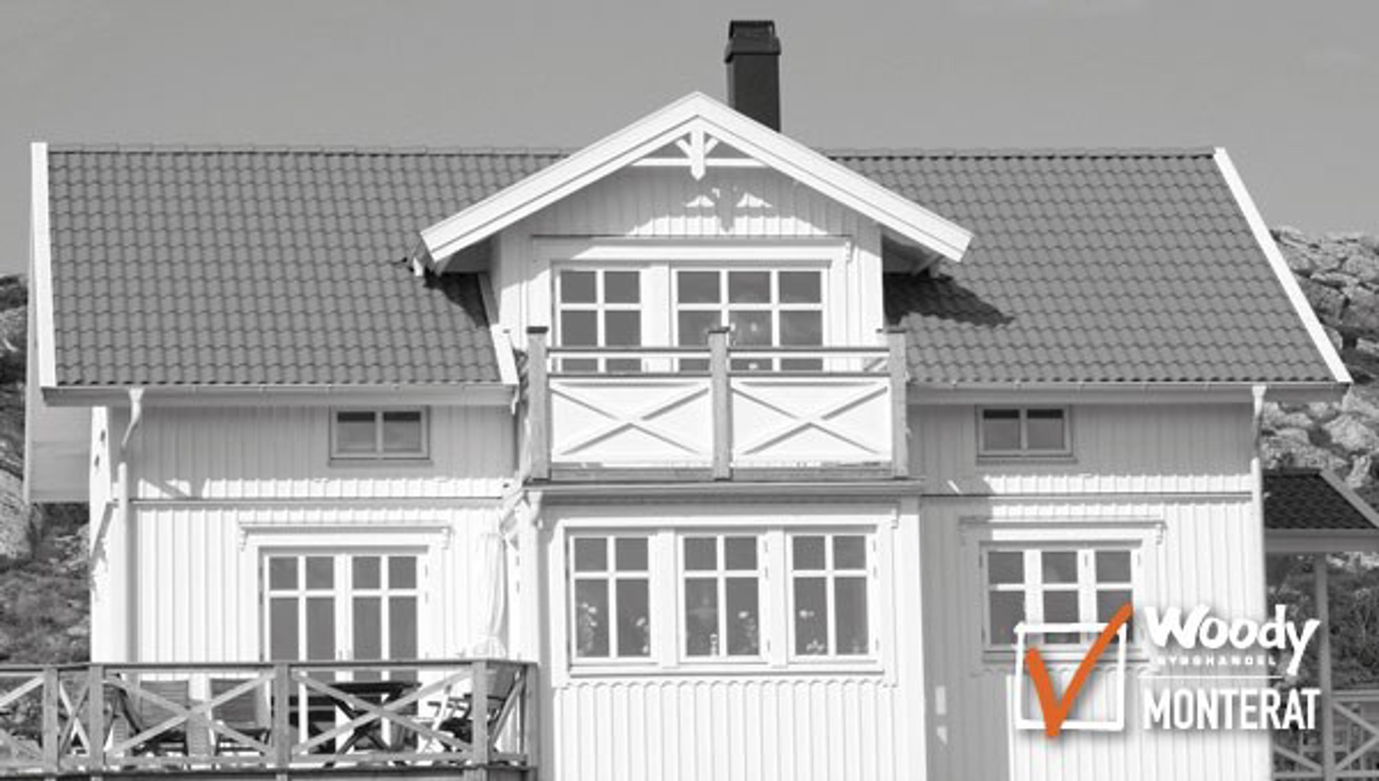 nomenu Woodys Bygghandel, takbyte, svartvit bild på ett vitt stort hus 