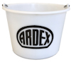 Vit hink med texten "ARDEX" i svart. Hinken har metallhandtag på sidorna.
