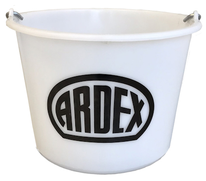 Vit hink med texten "ARDEX" i svart. Hinken har metallhandtag på sidorna.