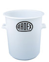 Vitt blandningskärl i plast med handtag och texten "ARDEX" på sidan.