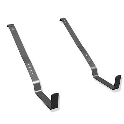 Två svarta, vinklade metalldelar med förborrade hål och uppåtvinklade ändar.
