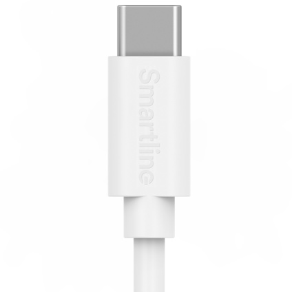 Vit USB-C till USB-C-kabel som visar närbild av ena kontakten. Texten "Smartline" är synlig på kontakten.
