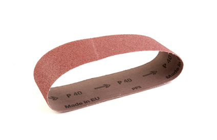 Slipband med brun sandkornsyta och märkningen "P 40" på insidan tillsammans med "Made in EU".