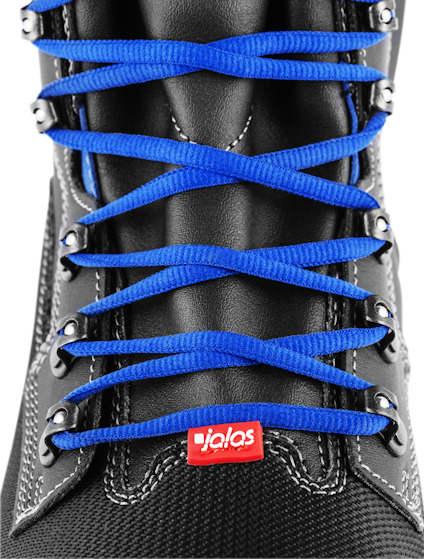 Svart känga med blå snören och etikett med texten "Jalas".