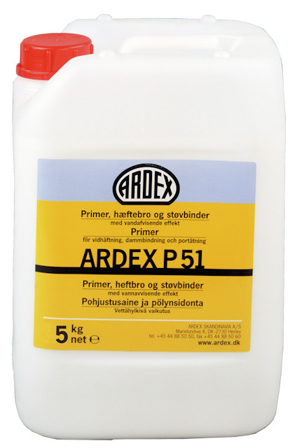 Vit plastbehållare med rött lock märkt "ARDEX P51 Primer" med produktinformation på flera språk. Volym: 5 kg.
