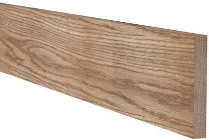 Hyvlad ekbräda med tydlig trästruktur och slät yta på svart bakgrund.