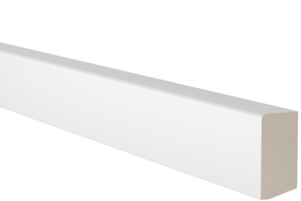 Vitmålad trälist med rektangulärt tvärsnitt mot svart bakgrund.