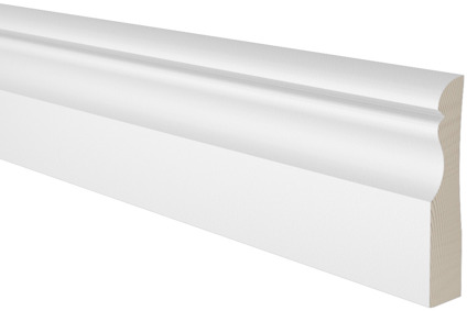 Vit sockel av allmogetyp med profil, delvis rundad kant och trästruktur synlig i änden mot svart bakgrund.