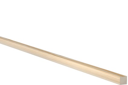 Ljusa trälister i ett rum med svart bakgrund, sedd från en diagonal vinkel.