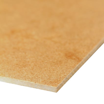 Brunt, oljebaserat träfiberskivmaterial med en slät yta och avfasade kanter.