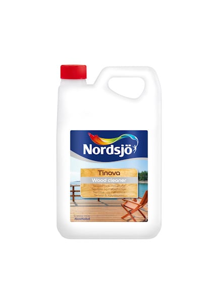 Vit plastdunk med etikett märkt "Nordsjö Tinova Wood Cleaner" och bild av en träaltan med en stol.
