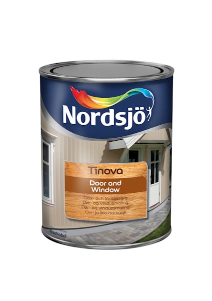 Färgburk med etikett "Nordsjö Tinova Door and Window". Burken står framför ett hus med dörr och fönster.