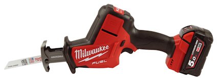 Röd och svart tigersåg med batteri monterat. Texten på sågen lyder "Milwaukee FUEL".