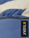Blå handske med vit insida, märkt "TEGERA" i svart rektangel med gul kvadrat bredvid texten.