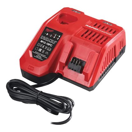 Snabbladdare i röd plast med flera kylventiler, texten "RAPIDCHARGE" och kabel. Märkt "M12-18 FC".