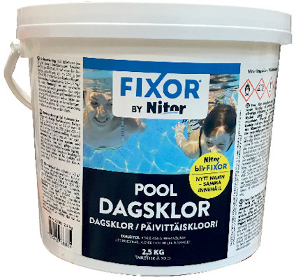 Vit hink med etikett "Fixor by Nitor Pool Dagsklor" och bilder på två simmande barn.