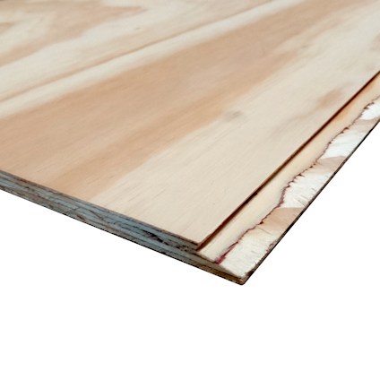 Plywoodskiva med flera lager träfaner, synlig kant med ojämn yta.