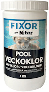Förpackning av Fixor Nitor veckoklor för pool, 1 kg, med bild av simmande person.
