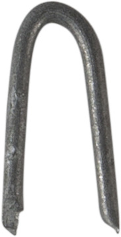 Grå metallhäftklammer med böjd form och spetsiga ändar. Placeras mot grå bakgrund.