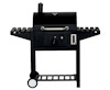 Svart kolgrill med två sidobord, skorsten, ventilationskontroll och hjul för enkel transport.