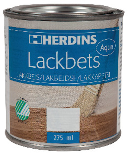 Blå och vit burk med texten "Herdins Lackbets Aqua", bild av en pensel och träyta, samt symbol för miljömärkning.