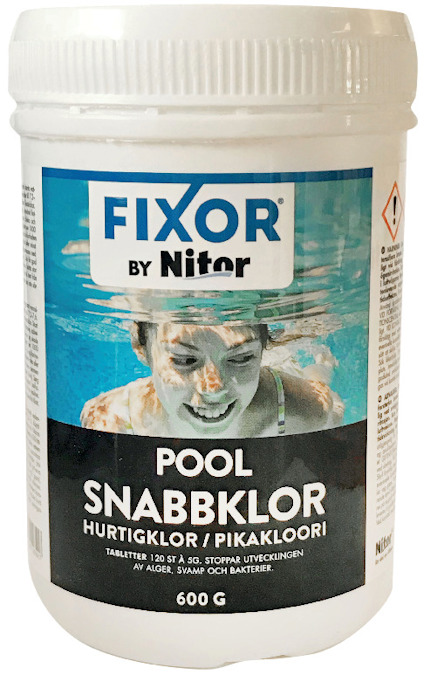 Vit plastbehållare märkt "Fixor by Nitor" med snabbklor för pool, innehåller 600 g.