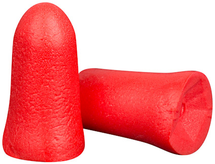 Två röda hörselproppar av skum ligger på en vit yta.