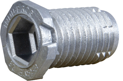 Metallisk karmhylsa med sexkantigt huvud och gängor, märkt "INDU-PROG". Ligger på en träyta.