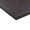 En närbild av en skiva formplywood med en mörk, jämn yta och släta kanter.