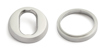 Två silverfärgade cylinderformade metallringar med olika öppningar, en oval och en rund.