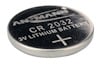Knappcellsbatteri med texten "CR 2032 3V LITHIUM BATTERY" och ett plus-tecken. Märke: ANSMANN.