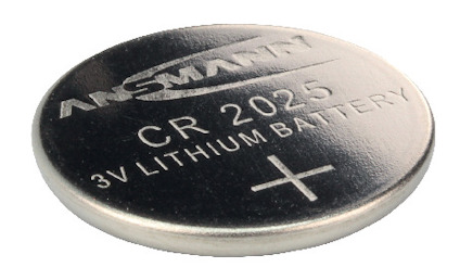 En rund knappcellsbatteri märkt "ANSMANN CR 2025 3V LITHIUM BATTERY" med ett plustecken.