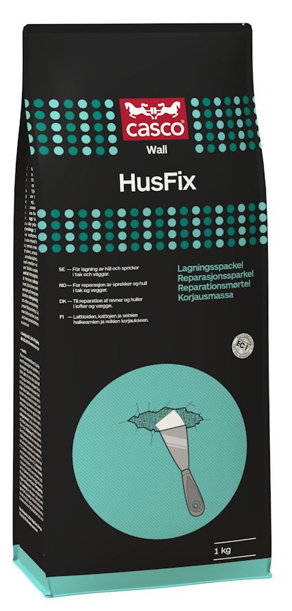 Förpackning av spackelprodukten Casco Wall HusFix med text på flera språk och en illustration av en spackelspatel.