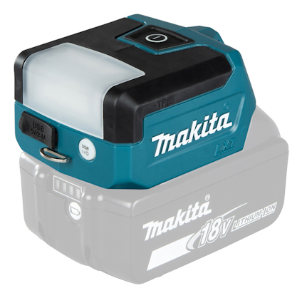 Lampa Makita med USB-port ovanpå, placerad på suddig batteribas.