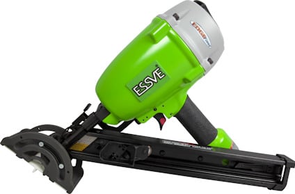 Grön spikpistol med svarta detaljer och ett handtag. Märket ESSVE syns på sidan.