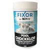 Vit burk med etikett "Fixor by Nitor Pool Chockklor". Bild på person under vatten.