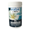 Vit burk med etiketten "FIXOR by Nitor SPA SNABBKLOR 1 KG" och bild av en vit blomma mot en poolbakgrund.