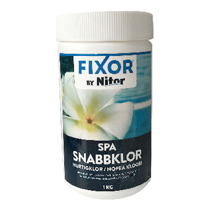Vit burk med etiketten "FIXOR by Nitor SPA SNABBKLOR 1 KG" och bild av en vit blomma mot en poolbakgrund.