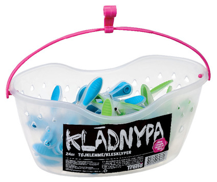 Transparent korg med rosa handtag, innehållande gröna och blå klädnypor. Svart etikett med texten "KLÄDNYPOR 24ST".