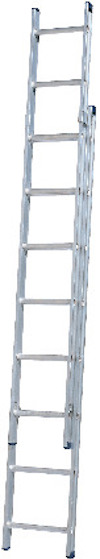 Utskjutsstege i metall med två sektioner, lutad mot vit bakgrund.