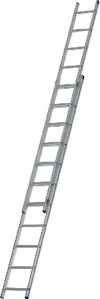 Stege i metall med två delar och flera steg, lutad i en vinkel mot vit bakgrund.