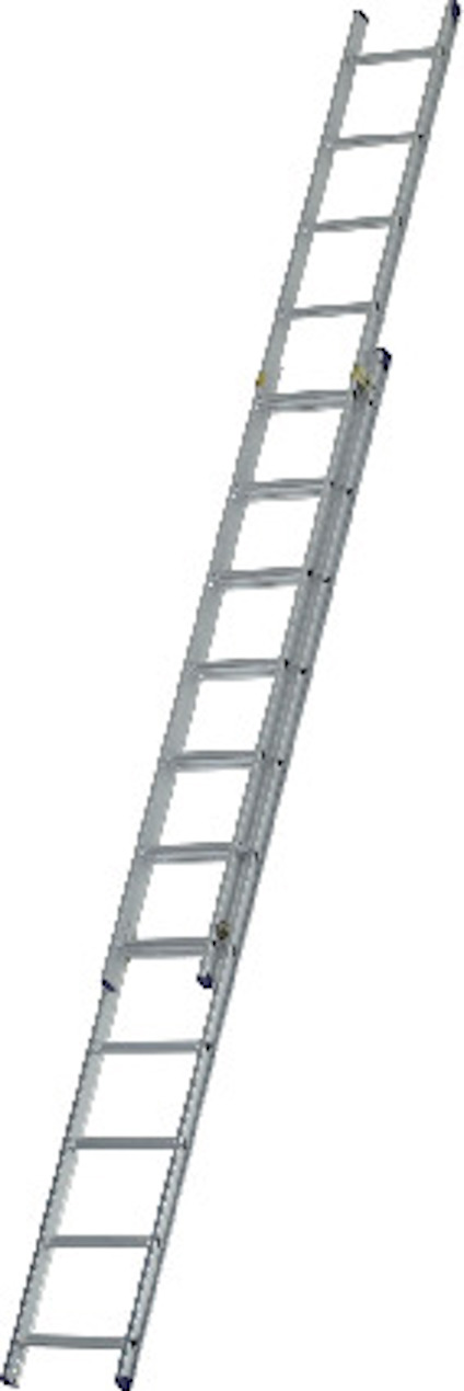 Stege i metall med två delar och flera steg, lutad i en vinkel mot vit bakgrund.