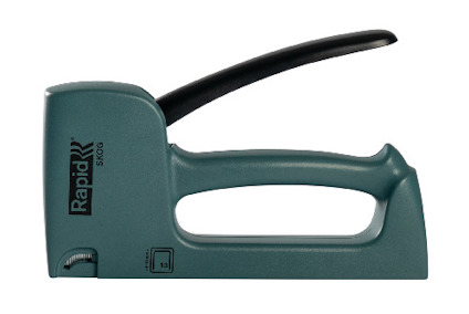 Grön häftpistol med svart handtag och Rapid SKOG-logotypen synlig på sidan.
