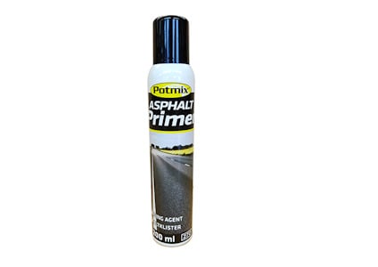Vit sprayburk med svart lock och etiketten "Potmix Asphalt Primer" samt en bild av en asfalterad väg.