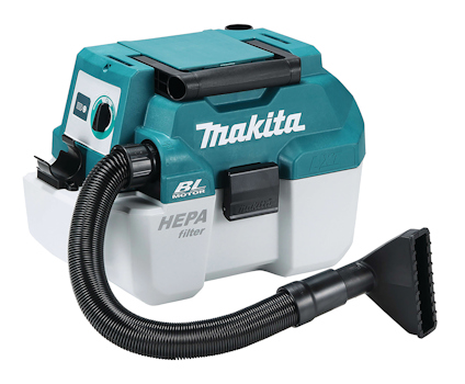 Bärbar dammsugare i blått med texten "Makita". Har en flexibel slang och HEPA-filter.
