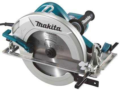 Elektrisk cirkelsåg med silverfärgat bladskydd och svart handtag, märkt "Makita".
