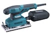 Elektrisk slipmaskin i turkos och svart med dammuppsamlingspåse. Märket "Makita" syns på sidan.