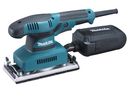Elektrisk slipmaskin i turkos och svart med dammuppsamlingspåse. Märket "Makita" syns på sidan.